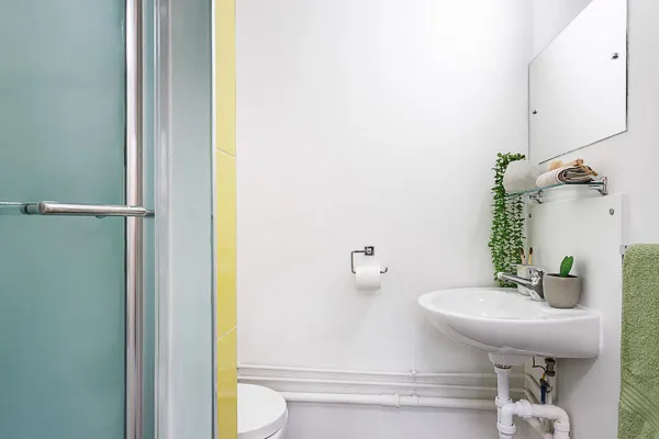 En-suite bathroom at Clarence Dock Village.
