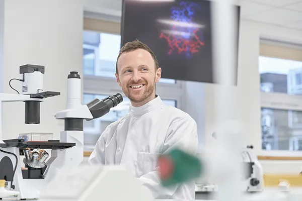 Biomedical Science Technician in a lab..