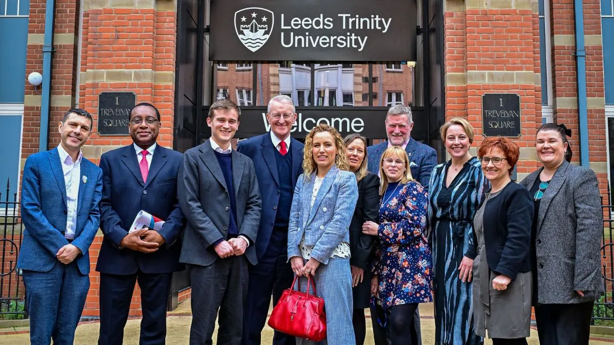 A group picture in front of the City Campus.