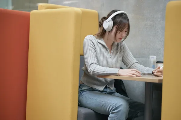 Student studying in AKLC