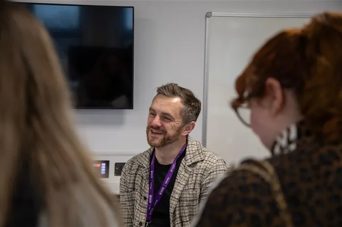 Image of lecturer chatting to Psychology students about their options for Level 6.